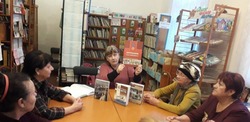 Лиманцы знакомятся с книгой «Астрахань - город трудовой доблести» 
