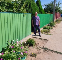 Жители частного сектора посёлка Лиман озеленяют придомовые территории