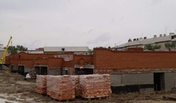 В Лимане продолжается кладка стен домов для детей-сирот