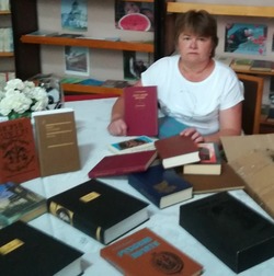 Лиманцы получили в дар книги от художника Владимира Галатенко