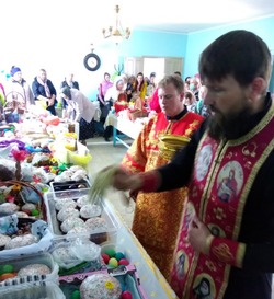 Православные жители Лиманского района освящают куличи