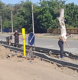 В поселке Лиман благоустраивают центральную улицу 